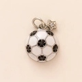 Detail eines Fußball-Anhängers mit Silberrahmen, schwarzen Kristallen und Stern - Fußball