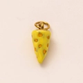 Detalle del colgante cónico chapado en oro de 18K con esmalte amarillo y puntos naranjas - Colgante de Queso Amarillo