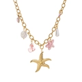 Collier étoile de mer en acier doré avec perles et breloques cœur rose sur fond blanc - Étoile de mer