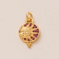 Detail eines 18K vergoldeten Sonnenanhängers mit Reliefgesicht und rosa Zirkon-Inlay - Eklipse-Anhänger