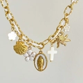 Détail d'un collier bohème doré avec fleur en émail et pendentifs religieux - Style Religieux Vierge Marie / Vierge Marie Blanche