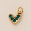 Macro-detail van de gouden hartvormige hanger met vijf pauwblauwe ingelegde strass - Blauwe Hart Hanger