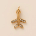 Detailopname van een gouden vliegtuig hanger met zirkonia vleugels op lichte achtergrond - Zirkoon Vleugel Vliegtuig Hanger - Goud - Witte Diamant