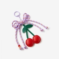 Dettaglio del portachiavi a ciliegia in pelle con fiocco floreale viola e foglie verdi - Ciliegia
