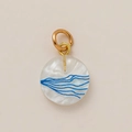 Détail du pendentif rond nacré avec motifs de vagues bleues et anneaux dorés 18 carats - Pendentif Vague