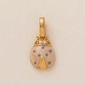 Détail macro d'un pendentif coccinelle en émail beige avec des yeux en cristal doré - Pendentif Coccinelle