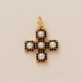 Détail d'un pendentif croix vintage doré avec perles blanches et pierres noires - Pendentif Croix de Perles
