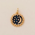 Détail d'un pendentif doré avec lune et étoiles sur émail bleu et bordure perlée - Pendentif Étoile et Lune