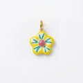 Macro-detail van een bloemhanger met 18K vergulde ring en heldere gele randen - Nr.6 Kleine Gele Bloem Hanger (Hanger Zonder Ketting)