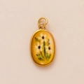 Dettaglio macro del ciondolo ovale in smalto giallo con motivi floreali bianchi - Stile Fiori Verdi Ovale (JXNK252411Q-21)