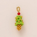 Détail d'un pendentif crème glacée fait main en perles vertes et oranges avec boucle - Pendentif Glace Verte