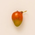 Vista macro del ciondolo a forma di mango con sfumatura arancio-gialla e anello oro - Ciondolo a Mango