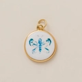 Gedetailleerde close-up van een ronde vergulde hanger met een blauw vlinderontwerp in aquarel - Hanger 19 Vlinder