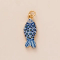 Detailaufnahme des blauen Emaille-Fischanhängers mit gelben Blumen und Goldrand-Design - Kleiner Fisch-Anhänger