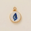 Detalle de un colgante circular dorado con un diseño de caracola azul oscuro en cerámica - Colgante Caracola Redondo Solo (Sin Cadena)