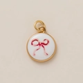 Detail van ronde gouden hanger met rood strikje ontwerp en dubbele aansluitingen - Hanger 16 Strik