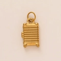 Miniatur 18k vergoldeter Koffer-Anhänger mit klassischen vertikalen Rillen-Details - Gepäck