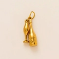 Gedetailleerde opname van gouden hangers in de vorm van een wijnfles en wijnglas - Wijnfles en Glas Hanger