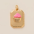 Gros plan d'un pendentif rectangulaire doré avec cupcake en émail rose et bordure texturée - Gâteau