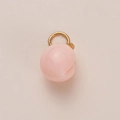 Gedetailleerd zicht op roze perzik hanger met 14k vergulde ring en realistische textuur - Perzik Hanger