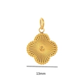 Macro-opname van 18K vergulde klaver hanger met 13 mm breedte en textuurdetail - Kleine Klaver Hanger Zonder Ketting