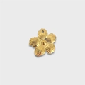 Nahaufnahme eines 18K vergoldeten Blumenanhängers mit radial strukturierter Oberfläche - Blumenanhänger
