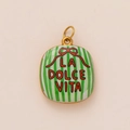 Detail van gouden emaille hanger met groene strepen, rode strik en de tekst LA DOLCE VITA - Oranjerode Letter Hanger Zonder Ketting