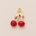 Colgante de cereza roja con hojas doradas para fabricación de joyas y accesorios DIY - Estilo Cereza Roja