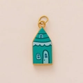 Detailopname van een blauw geëmailleerde huis hanger met goudkleurige rand en ontwerp - Lichtgroen Huis Hanger Zonder Ketting