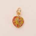 Primer plano detallado de un colgante de corazón con cristales y un anillo de oro fino - Estilo Cereza de Cristal