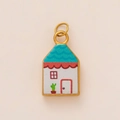Detail van kleurrijke emaille huis hanger met blauw dak en cactus op gouden basis - Meerkleurig Huis Hanger Zonder Ketting