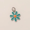 Detailaufnahme des vergoldeten Edelstahl-Blumenanhängers mit grüner und oranger Emaille - Gänseblümchen Anhänger