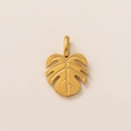 Gros plan d'un pendentif feuille de monstera plaqué or 18 carats avec finition - Style Feuille de Monstera (Pendentif Seul (Sans Chaîne))