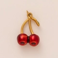 Détail du pendentif cerise avec fruits en résine rouge et tige en métal doré poli - Pendentif en forme de cerise