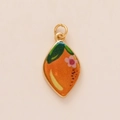 Blattförmiger 18K vergoldeter Anhänger mit Orangenmuster und kleiner rosa Blüte - Gelber Mango-Anhänger