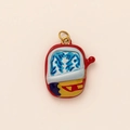 Gros plan d'un pendentif en émail rouge avec motifs abstraits et anneau doré - Pendentif Sac à Dos Multicolore 5