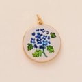 Weißer Emaille-Anhänger mit blauen Blumenmustern und vergoldeter Öse für DIY-Schmuck - Kleiner Blauer Blumenanhänger