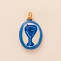 Colgante cóctel ovalado de esmalte con patrón Martini azul y cierre dorado metálico - Colgante Copa de Vino Azul