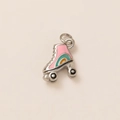 Macro-opname van rolschaatshanger met roze emaille en regenboogstrepen op metalen basis - Schaats