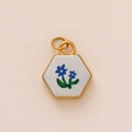 Zeshoekige 18K vergulde hanger met blauwe bloempatronen en een witte emaille afwerking - Polygonale Lichtblauwe Bloem Hanger Zonder Ketting