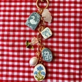 Porte-clés coloré avec breloques de cygne et tulipe sur tissu à carreaux rouge - Pendentif Trois Fleurs Bleues