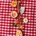 Porte-clés coloré avec pendentifs fleurs et fruits sur tissu à carreaux rouge - Pendentif Deux Fleurs Rouges