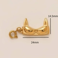 Makroaufnahme des 18K Gold Bikini-Anhängers mit detaillierten Maßen von 24mm x 14,5mm - Bikini-Top-Anhänger