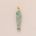 Artistic minzgrüner Fisch-Anhänger mit Perlenauge und Goldring auf weißem Grund - Smaragdgrüner Kleiner Fisch