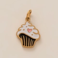 Détail du pendentif cupcake plaqué or 18K avec émail blanc et breloque en cœur rose - Dessert Cœur / Or