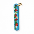 Détail du pendentif bleu rectangulaire avec motifs de fraises et fleurs en or 18 carats - Pendentif Fraise Longue Barre