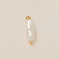 Vue macro détaillée du pendentif perle baroque avec anneau doré 18 carats et perle en métal - Style Perle Bâton (Irregular Stick Pearl)