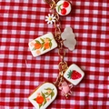 Detalle de colgantes de frutas coloridas y dijes florales en un llavero dorado elegante - Naranja
