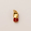 Detail van een rode emaille auto hanger met 18K goudlaag voor DIY sieraden maken - Vrachtwagen Goud