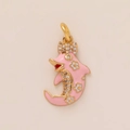 Colgante de delfín en esmalte rosa con baño de oro y circonitas brillantes - Delfín Rosa